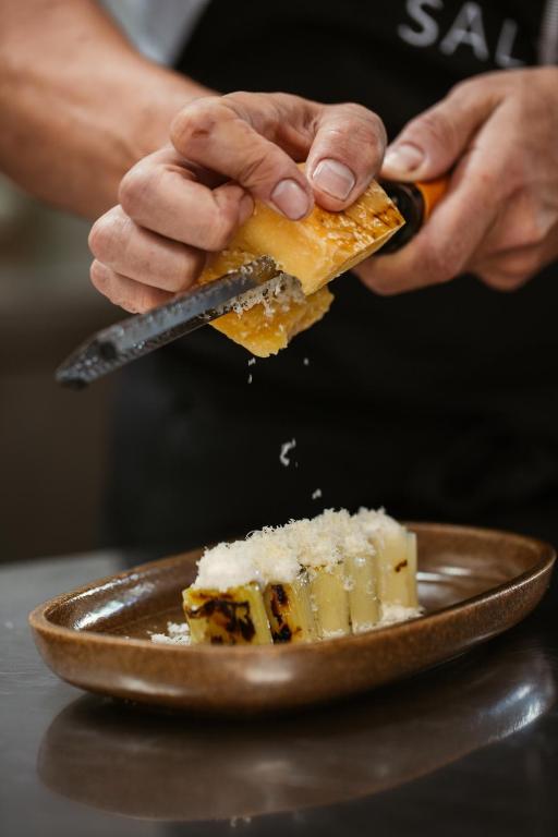 ホテルの敷地内または近くでの食事または食べ物