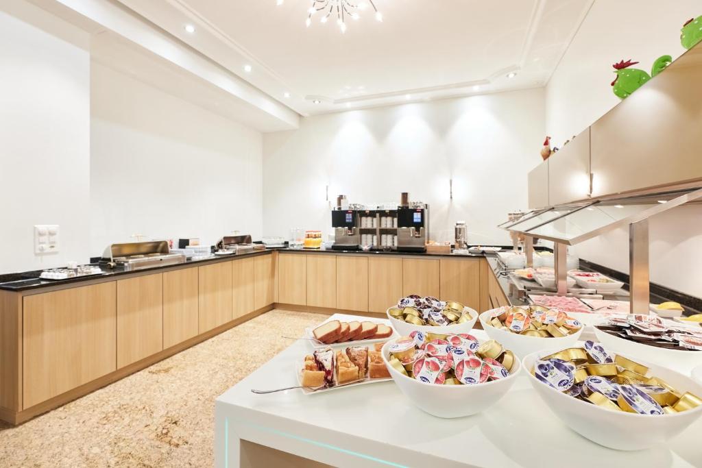 Central City Hotel Rochat - Resim 3