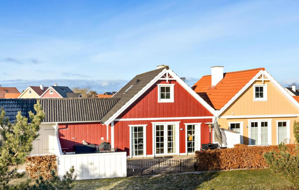 una casa roja con techo naranja en Stunning Home In Brenderup Fyn With Wifi, en Bro