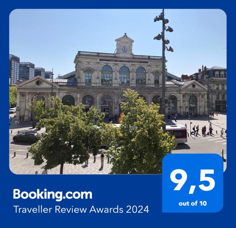 um edifício com árvores em frente em Chambre indépendante en face de la Gare Lille Flandres em Lille