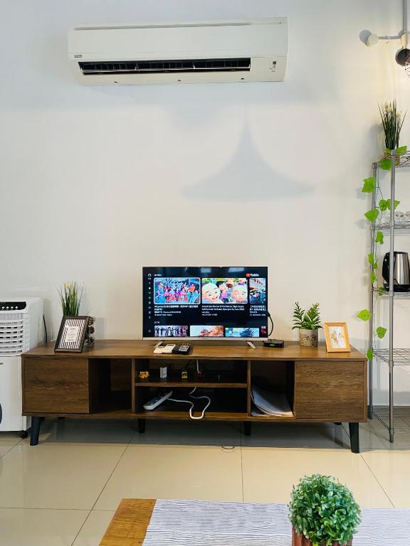 Televisyen dan/atau pusat hiburan di Pinnacle Duplex@6Pax-5m Walk to Paradigm Mall+WIFI