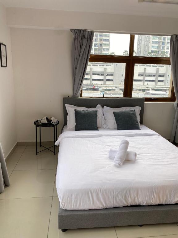 Katil atau katil-katil dalam bilik di Pinnacle Duplex@6Pax-5m Walk to Paradigm Mall+WIFI