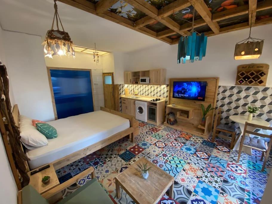 - une chambre avec un grand lit et une télévision dans l'établissement Studio Nature of Sea in the city center, à Antalya