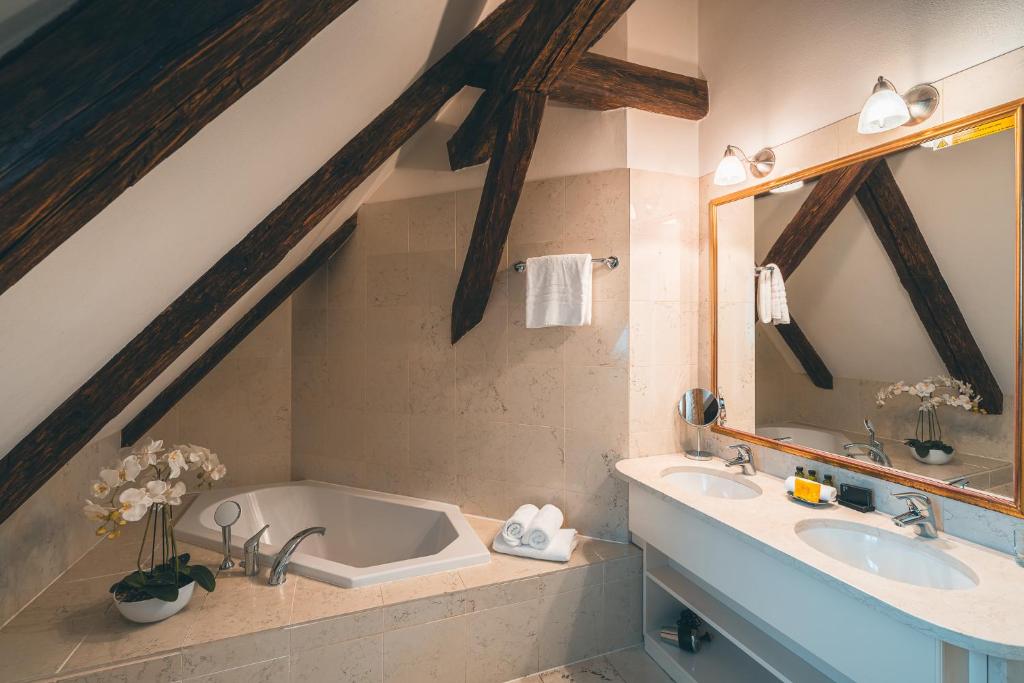 łazienka z 2 umywalkami i wanną w obiekcie Appia Hotel Residences w Pradze
