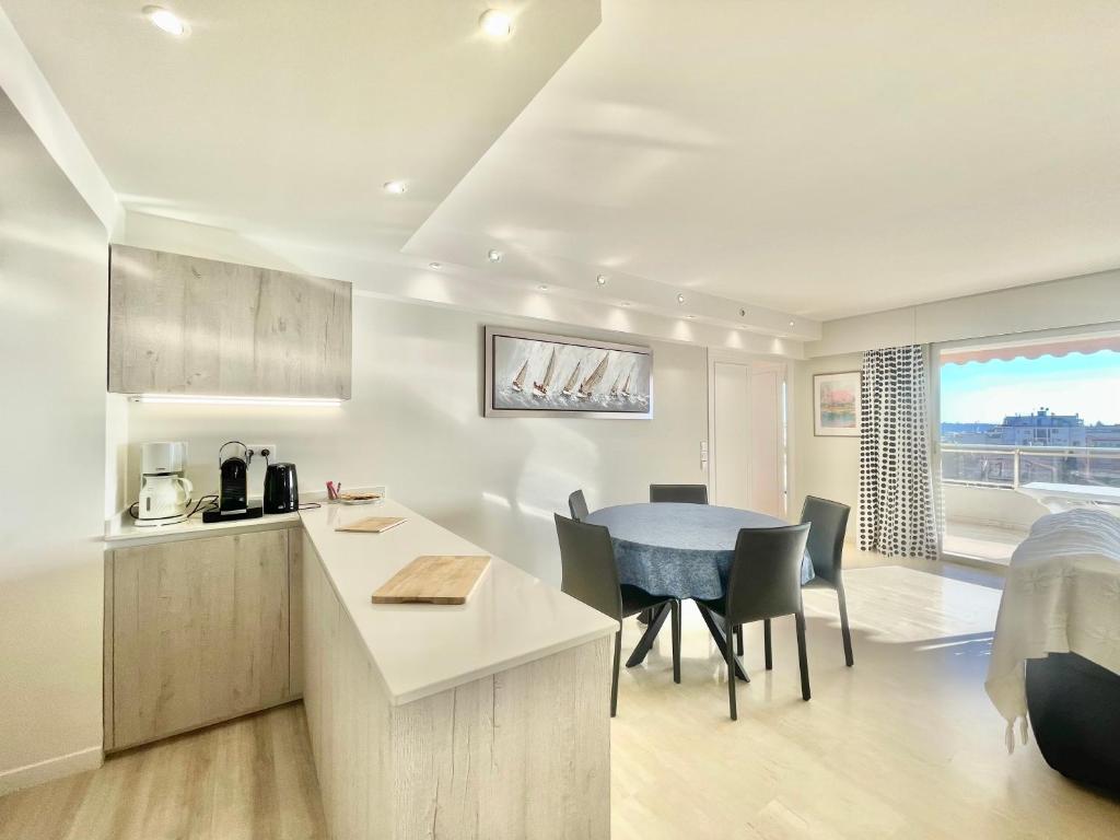 une cuisine et une salle à manger avec une table et des chaises dans l'établissement Vezelay, by Welcome to Cannes, à Cannes