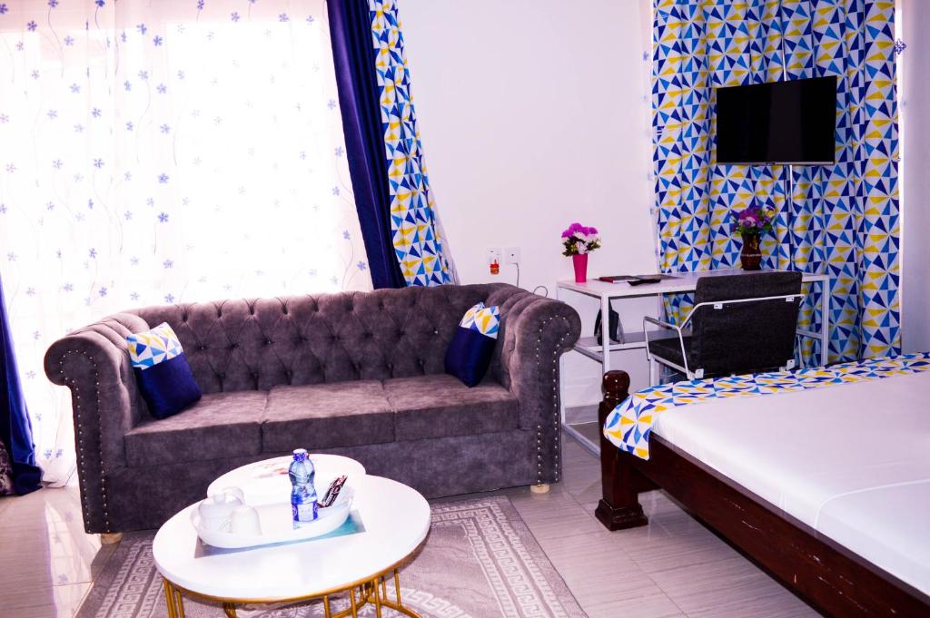 Et opholdsområde på Roma Stays - Classy Studio Apartment in Nyali ( Opp Shell Links Road)