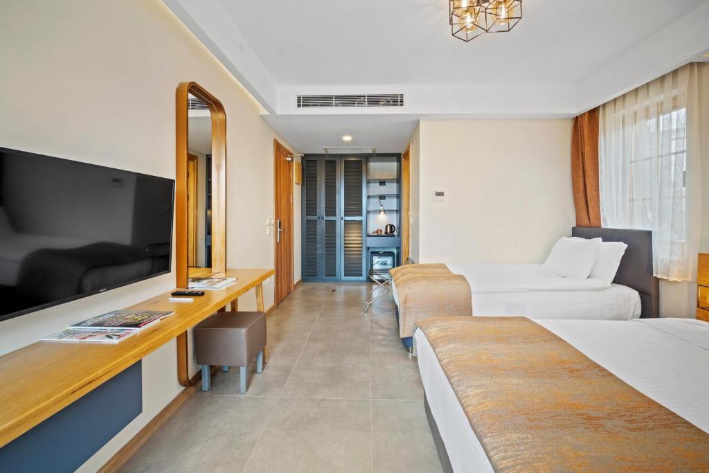 TV a/nebo společenská místnost v ubytování ZEYT INN HOTEL