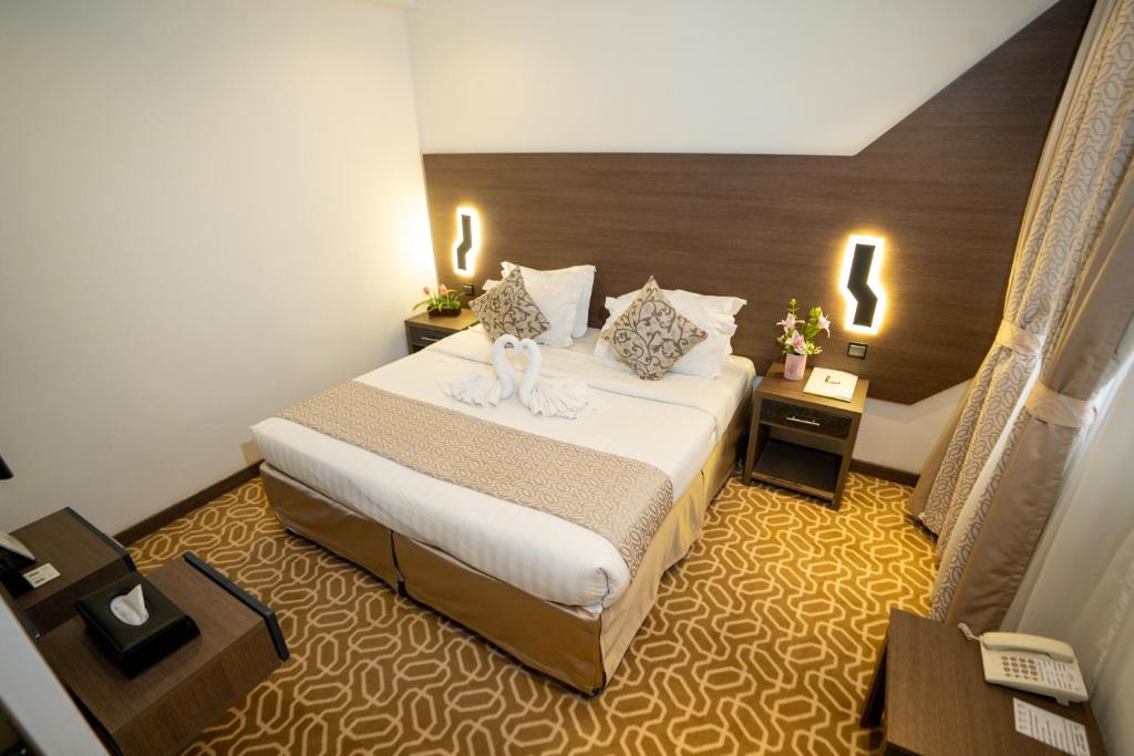 Postel nebo postele na pokoji v ubytování Lamar Ajyad First Hotel Tower A