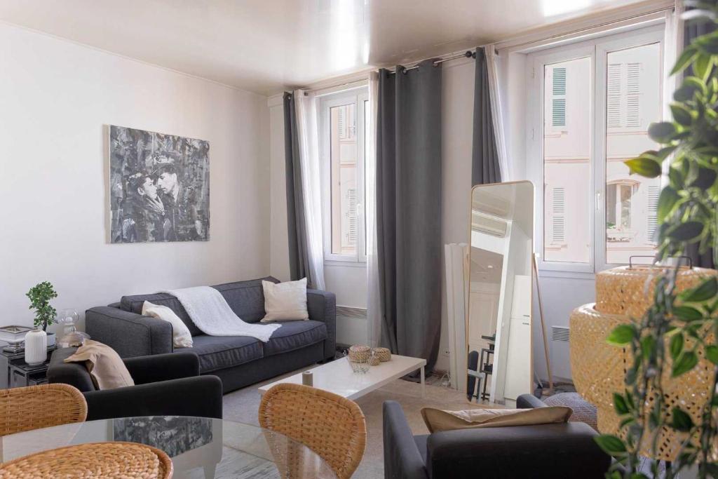un salon avec un canapé et une table dans l'établissement Elegant 2 - Bedroom flat in Cannes, à Cannes