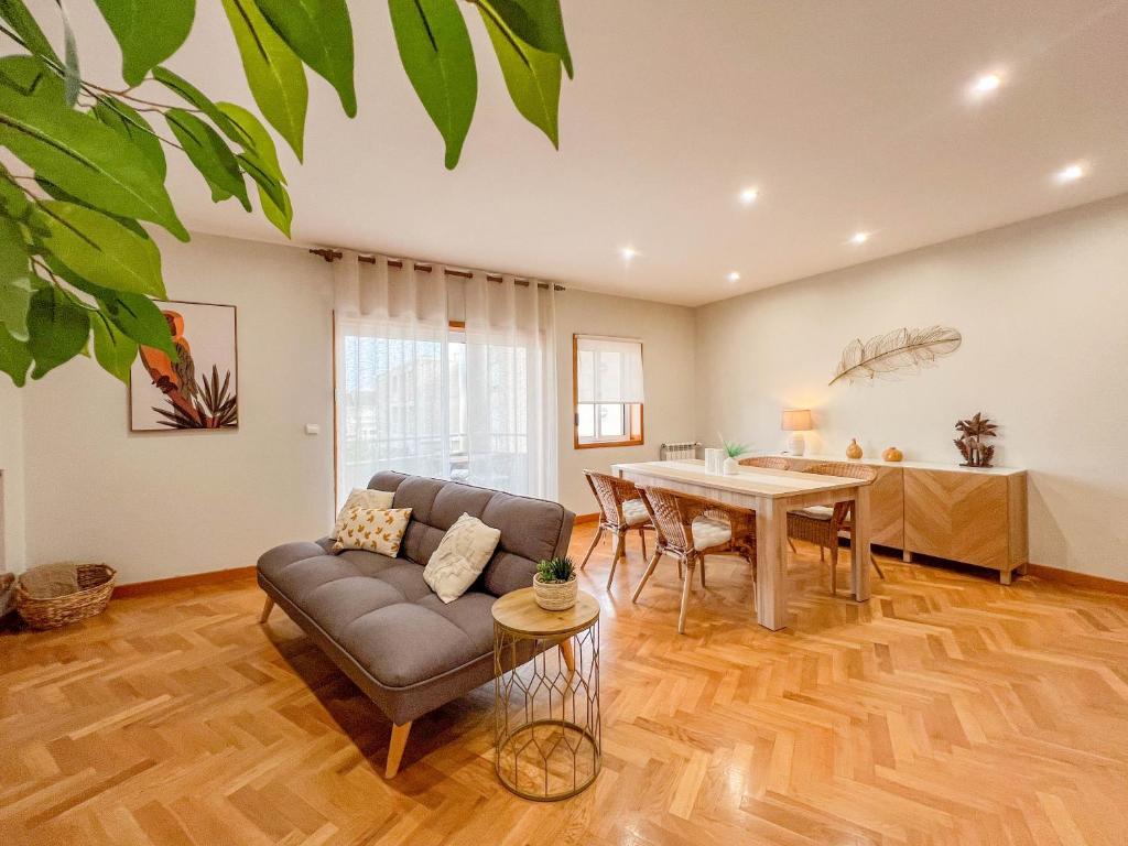 - un salon avec un canapé et une table dans l'établissement Comfortable apartment in Viana do Castelo, à Viana do Castelo