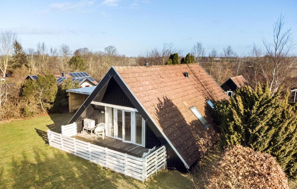 eine Luftansicht eines Hauses mit Dach in der Unterkunft 3 Bedroom Beautiful Home In Vordingborg in Vordingborg