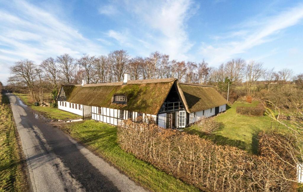 een oud huis met een grasdak op een weg bij Nice Apartment In Rnde With Wifi in Rønde