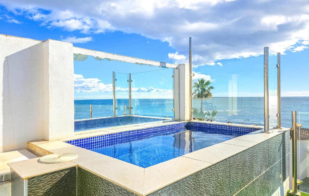 ミハスにあるAmazing Home In Mijas With Outdoor Swimming Poolの海の景色を望むスイミングプール