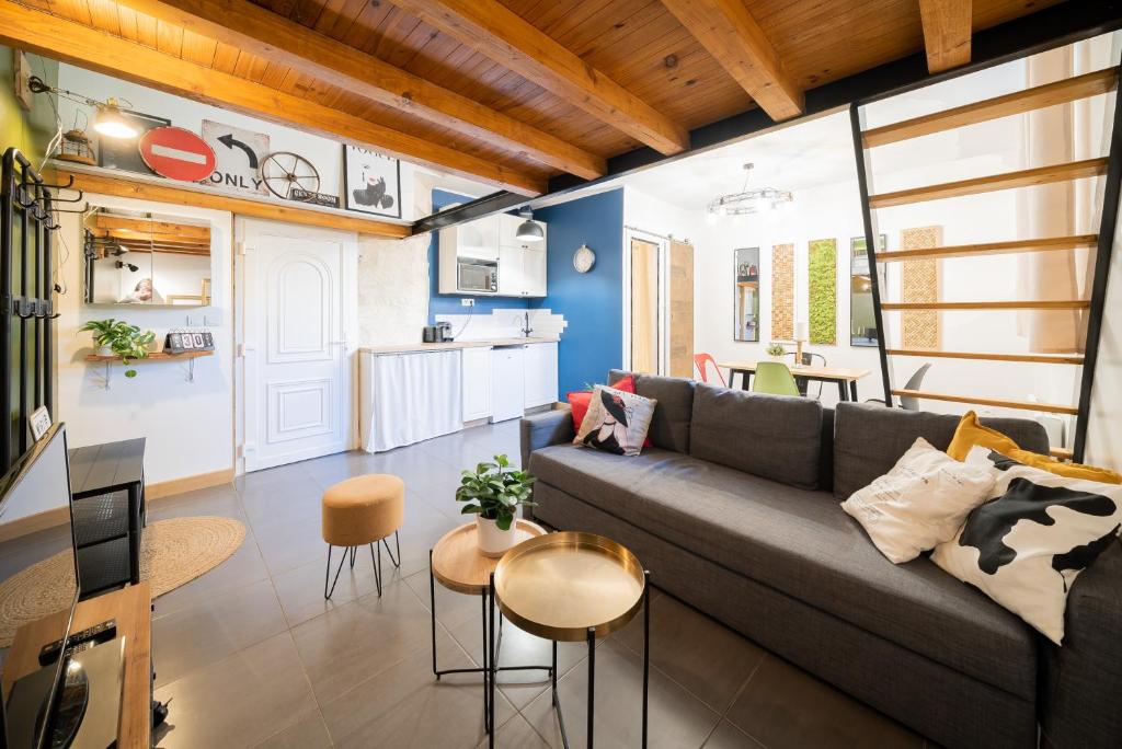 un salon avec un canapé et une cuisine dans l'établissement Green Loft, à Montpellier