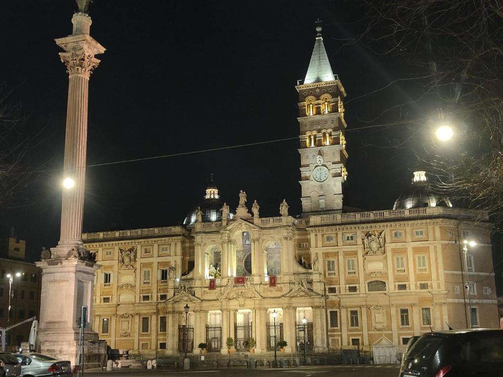 un grand bâtiment avec une tour d'horloge la nuit dans l'établissement Biancorèroma B&B, à Rome
