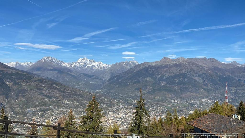 a view of a mountain range with snow capped mountains at Il Sorriso - Appartamento con Grande Giardino e Barbecue in Gressan
