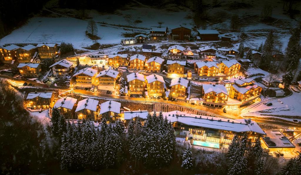 - une vue aérienne sur un complexe enneigé la nuit dans l'établissement AlpenParks Apartment & Ferienresort Rehrenberg Viehhofen, à Viehhofen