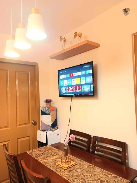 TV a/nebo společenská místnost v ubytování Entire 2BR condo 8 Spatial Maa Davao