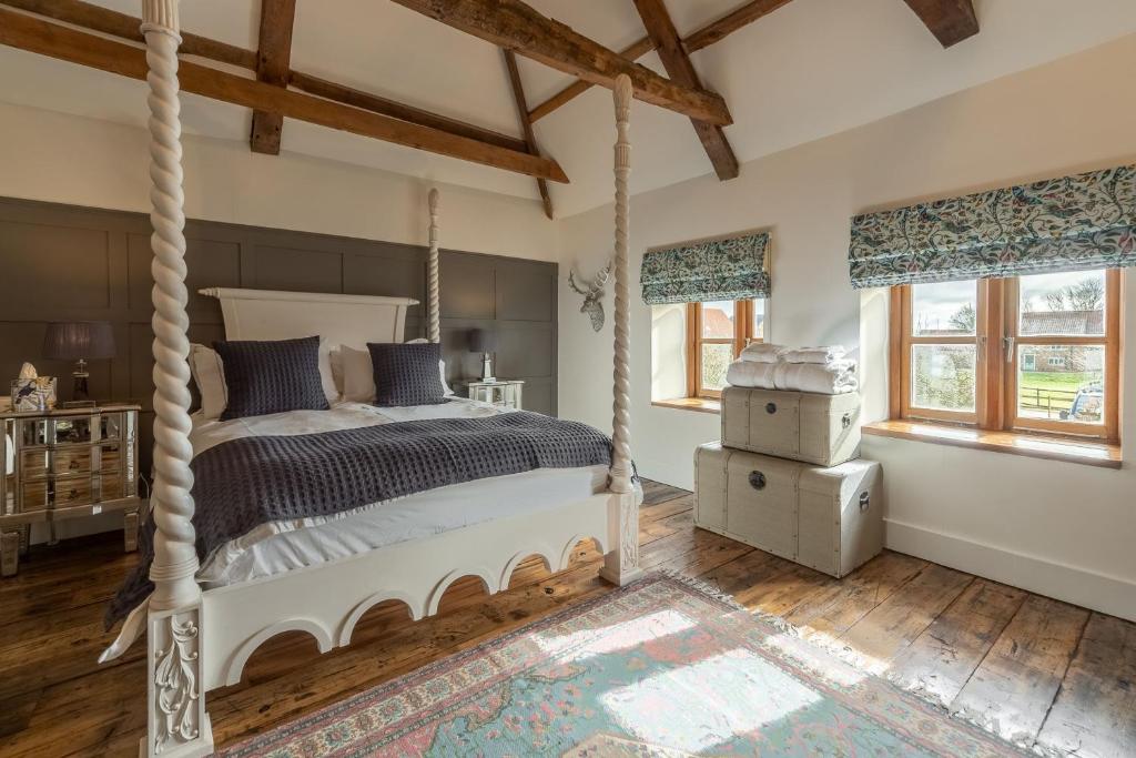 a bedroom with a swing bed in a room at Little Star in Ringstead