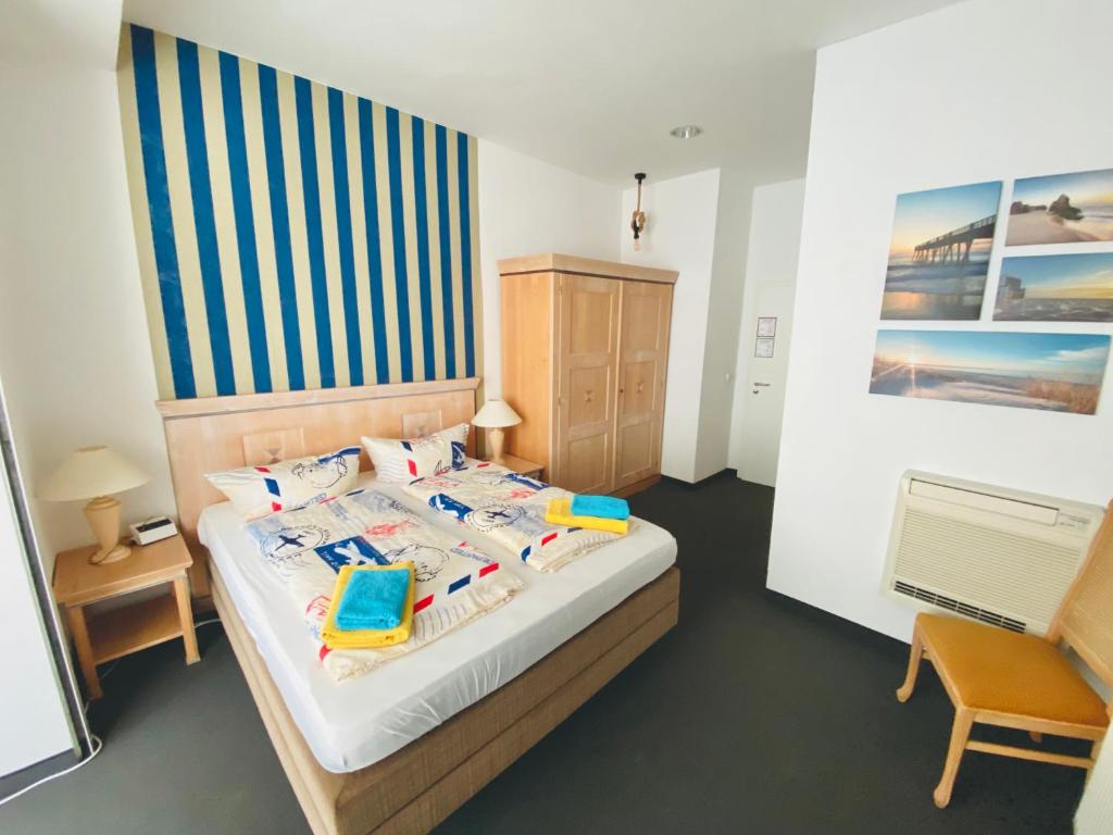 um quarto com uma cama com uma parede com riscas azuis em Botschaft em Berlim