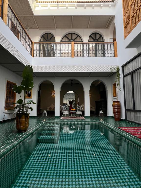 una piscina cubierta con azulejos verdes en un edificio en Riad Darchica, en Marrakech