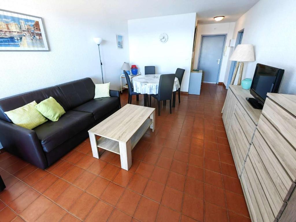 un salon avec un canapé et une table dans l'établissement Superbe T3 avec piscine, plage à 30m, Cap d'Agde - FR-1-607-82, au Cap d'Agde
