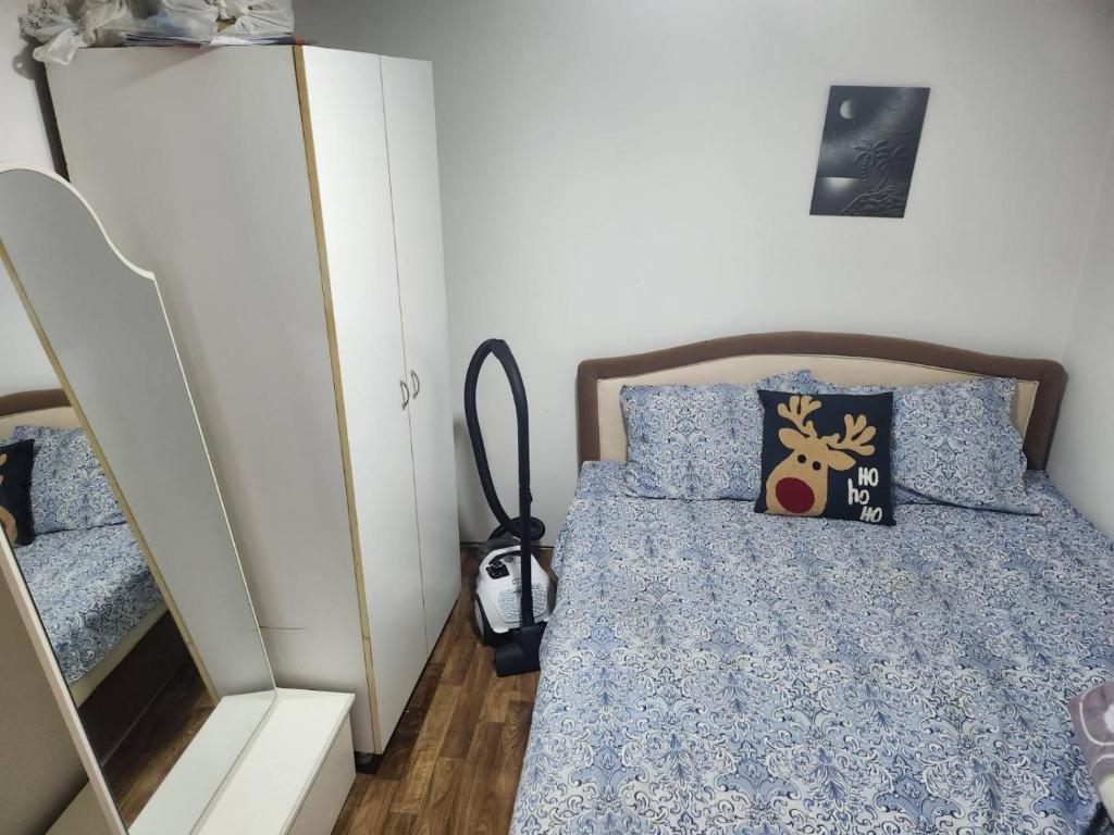 um quarto com uma cama com uma colcha azul em Kouca em Leskovac
