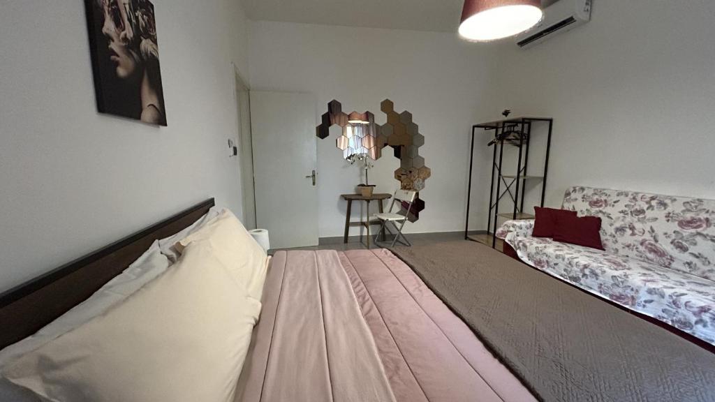 - un salon avec un lit et un canapé dans l'établissement Ankon Apartment La Casa di Joye & Nemi, à Ancône