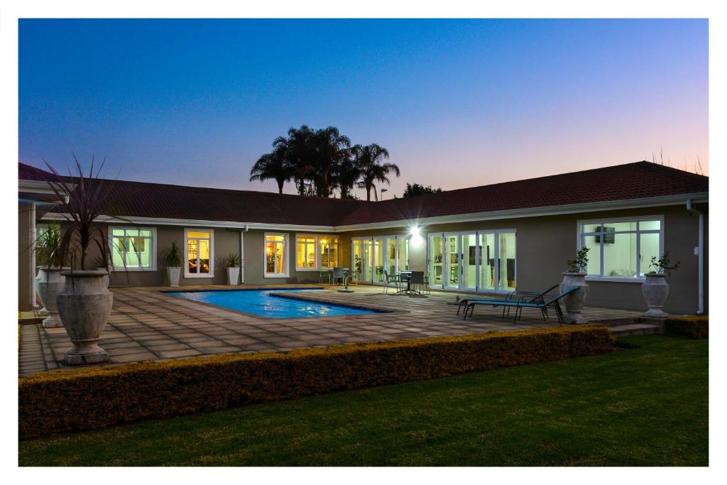 Bazén v ubytování 66 On Monzali 4 Star Luxury Guesthouse nebo v jeho okolí