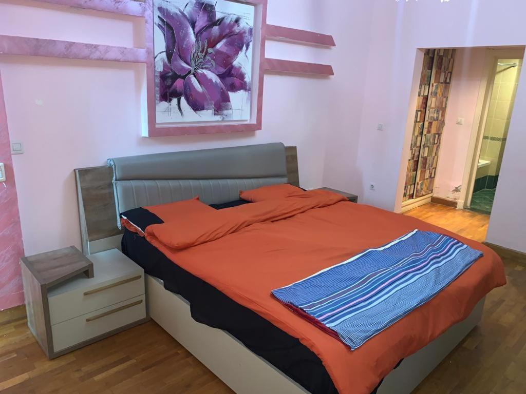 ein Schlafzimmer mit einem Bett mit einer orangen und blauen Decke in der Unterkunft Four seasons at san stefano in Alexandria