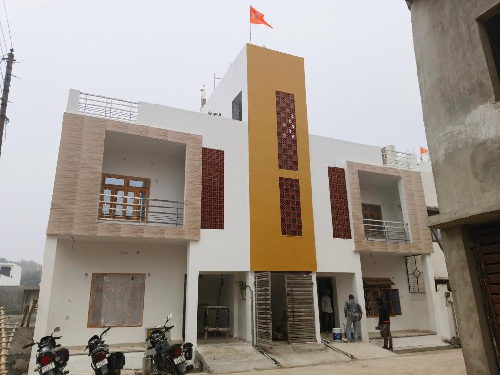 um edifício com duas motos estacionadas em frente em Pran Prasadam em Ayodhya
