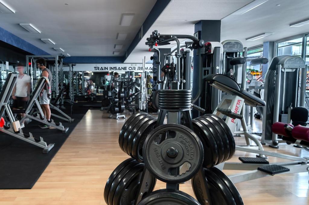 Posilňovňa alebo fitness centrum v ubytovaní Domino Suite Hotel & Residence