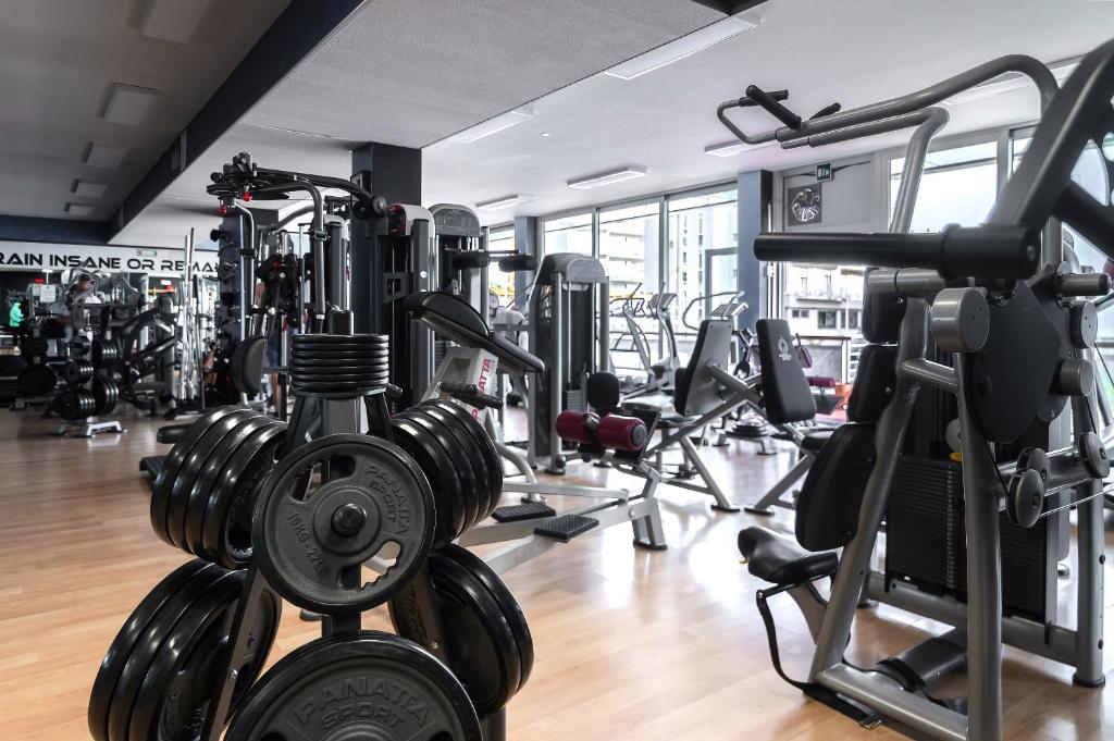 Posilňovňa alebo fitness centrum v ubytovaní Domino Suite Hotel & Residence