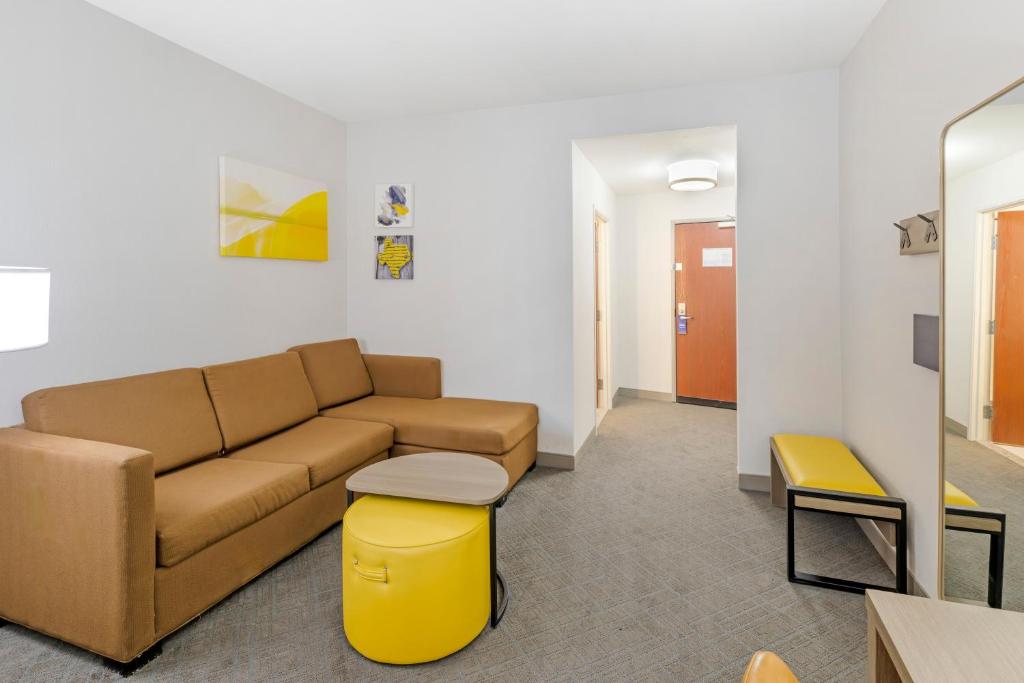 Comfort Suites - King Suite With One King Bed - Non-Smoking