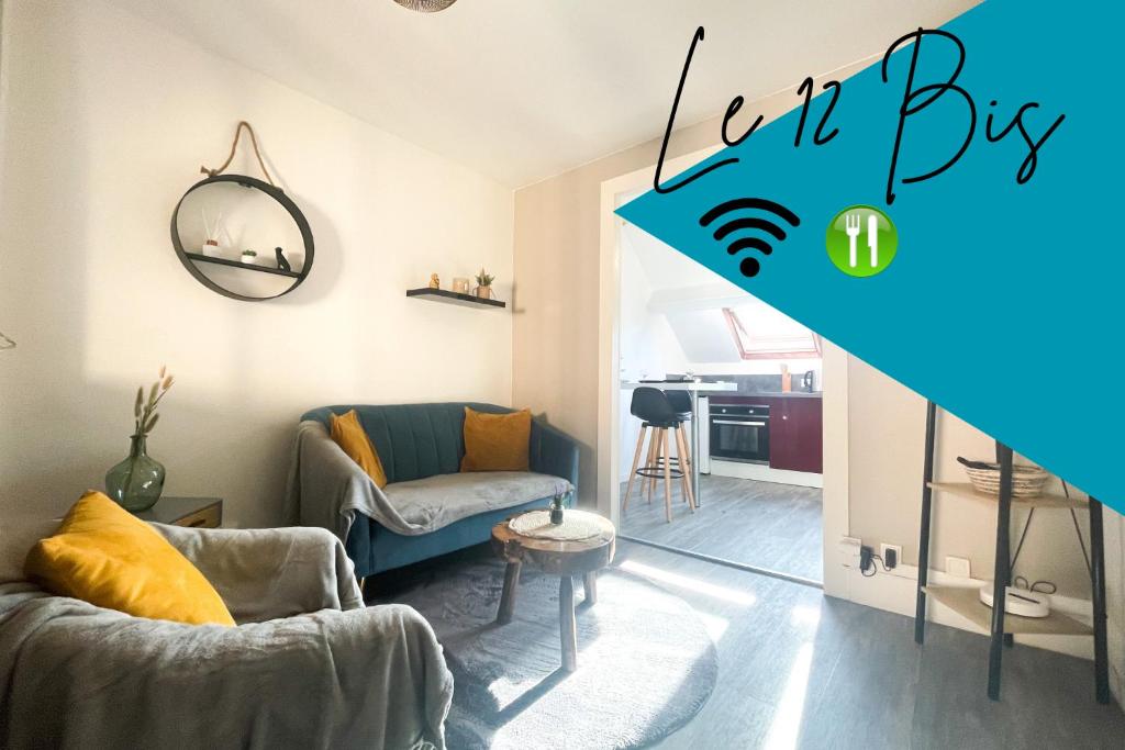 un salon avec un canapé et une chaise dans l'établissement Le 12 Bis - COSY, à Cherbourg en Cotentin