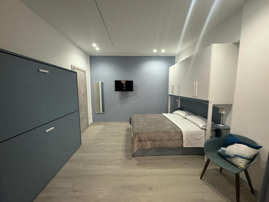 - une petite chambre avec un lit et une chaise dans l'établissement Cliò guest house, à Ercolano