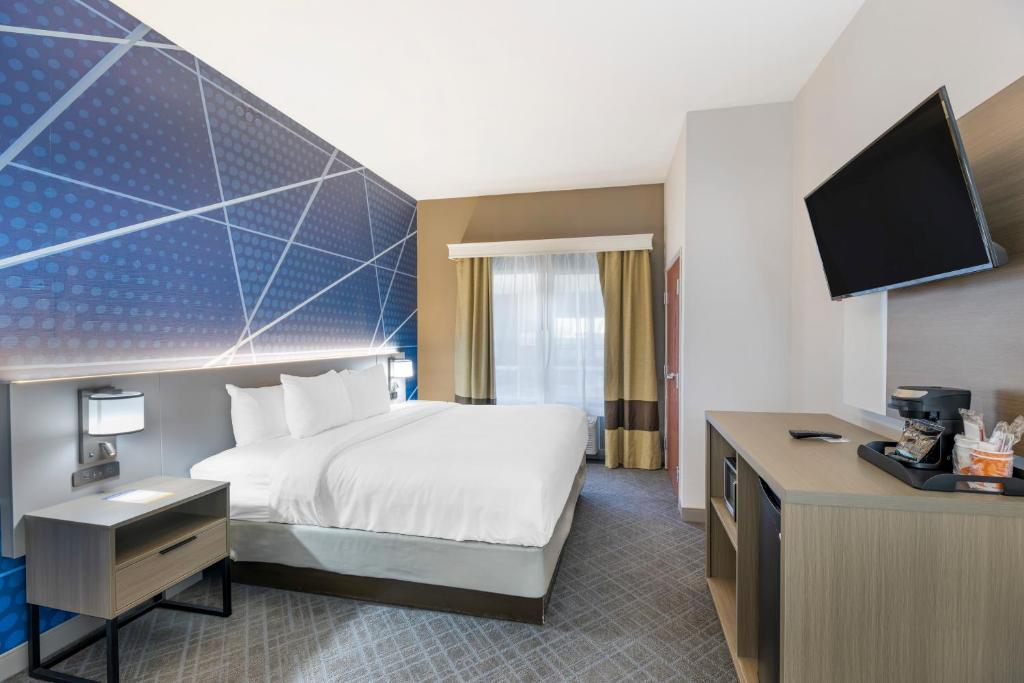 Comfort Suites - King Suite - Accessible/Non-Smoking