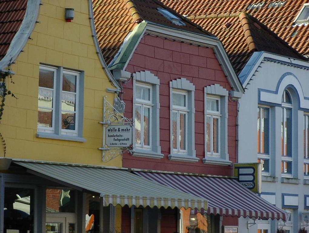 um grupo de edifícios numa rua da cidade em Zum Süderwall em Esens