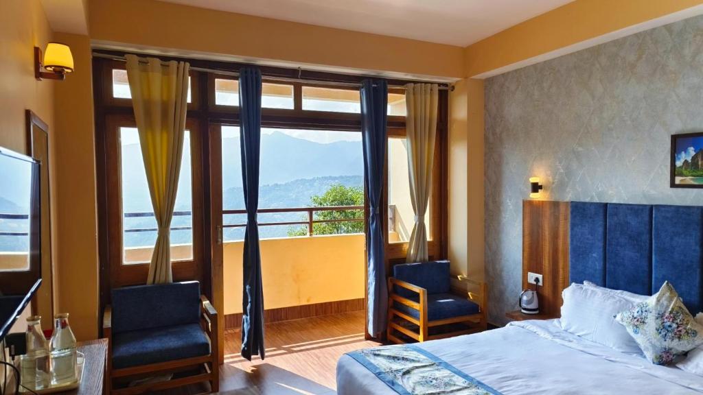 een slaapkamer met een bed en een raam met uitzicht bij Aurora Gangtok in Gangtok