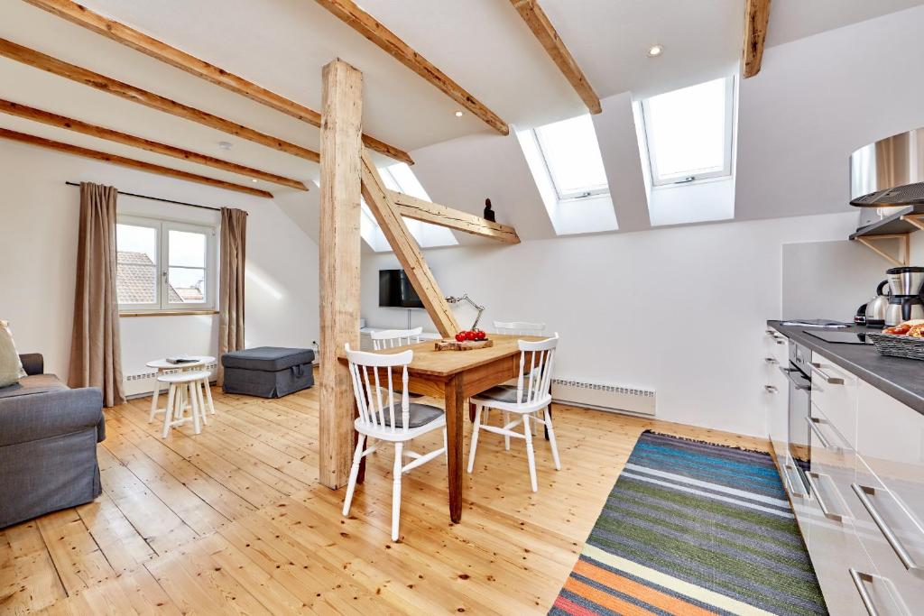 Il comprend une cuisine et une salle à manger avec une table et des chaises en bois. dans l'établissement Alpenwelt III, à Garmisch-Partenkirchen