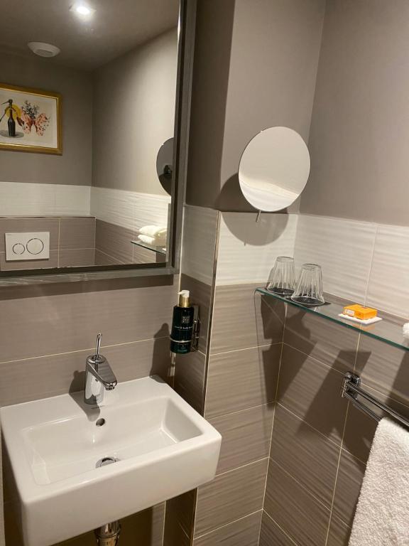 y baño con lavabo y espejo. en XO Hotel Paris, en París