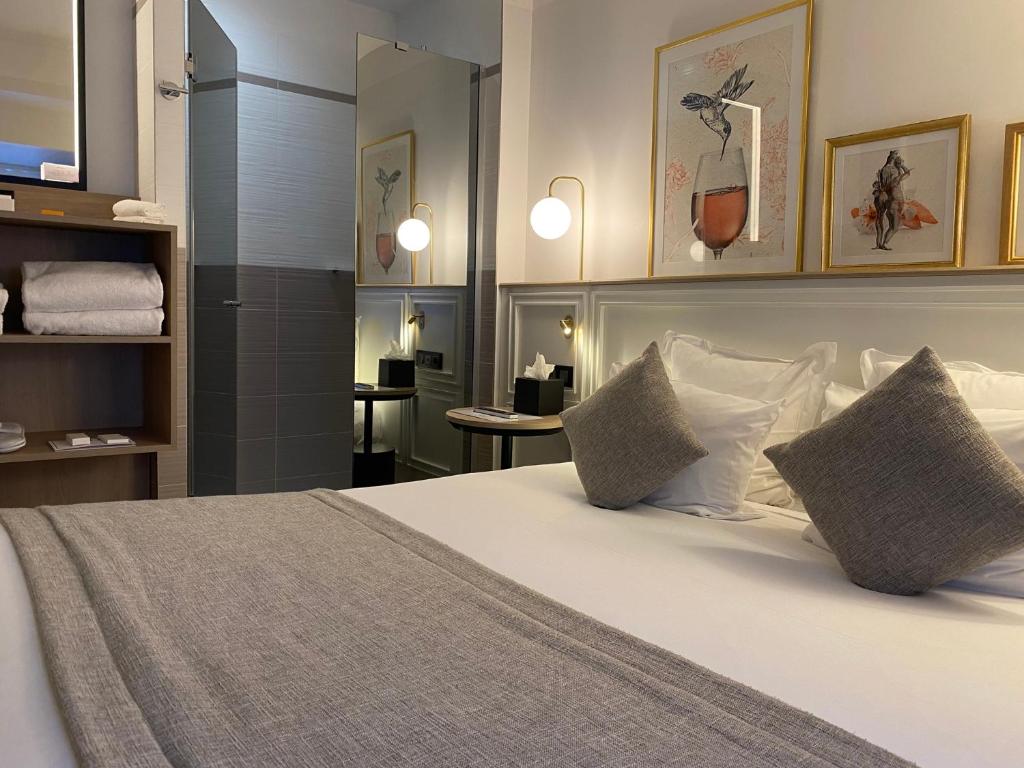 1 dormitorio con 1 cama grande y 2 almohadas en XO Hotel Paris, en París