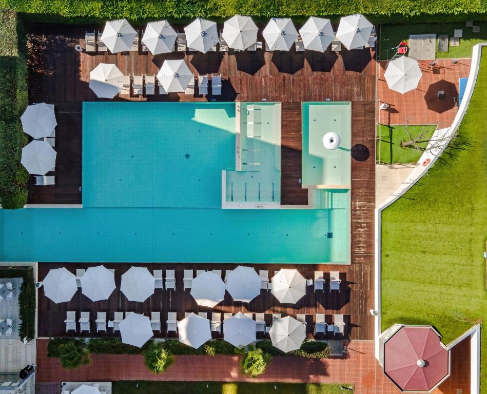 Bazén v ubytovaní Domino Suite Hotel & Residence alebo v jeho blízkosti