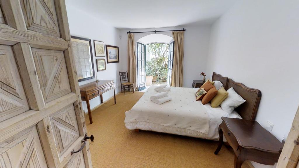 Posteľ alebo postele v izbe v ubytovaní Spacious Andalusian-inspired Villa with Scenic Views