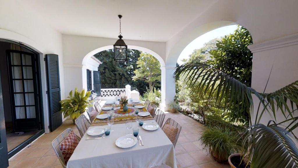 Vonkajšia záhrada v ubytovaní Spacious Andalusian-inspired Villa with Scenic Views