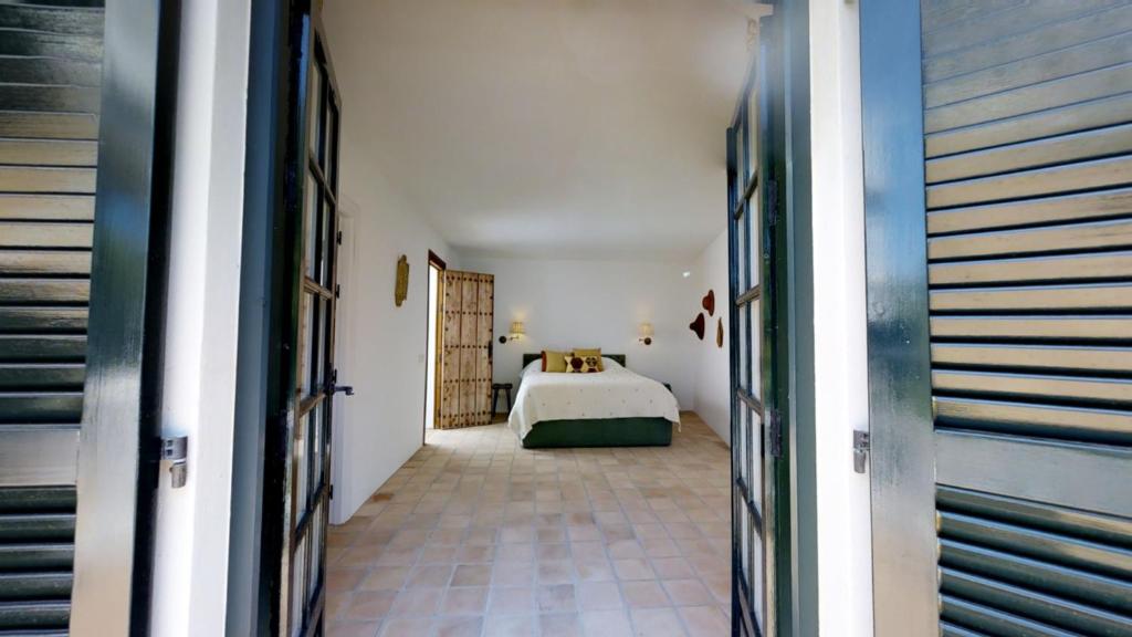 Posteľ alebo postele v izbe v ubytovaní Spacious Andalusian-inspired Villa with Scenic Views