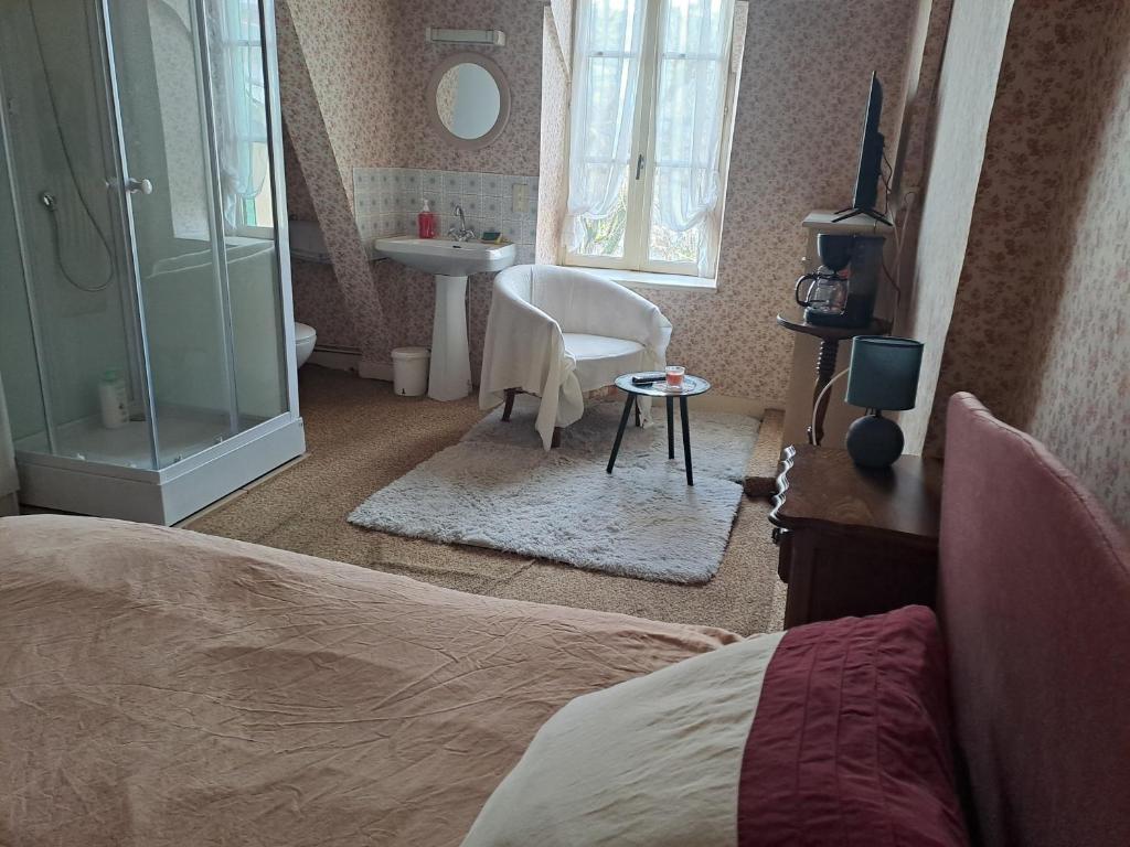 - une chambre avec un lit et une salle de bains pourvue d'un lavabo dans l'établissement cosy vintage room, à Châteauroux