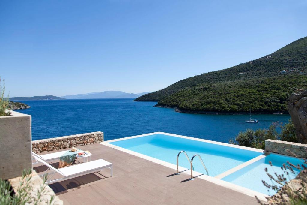 Bazén v ubytování VILLAS MIRO - Luxury Villas with Direct Sea Access for 14 people nebo v jeho okolí
