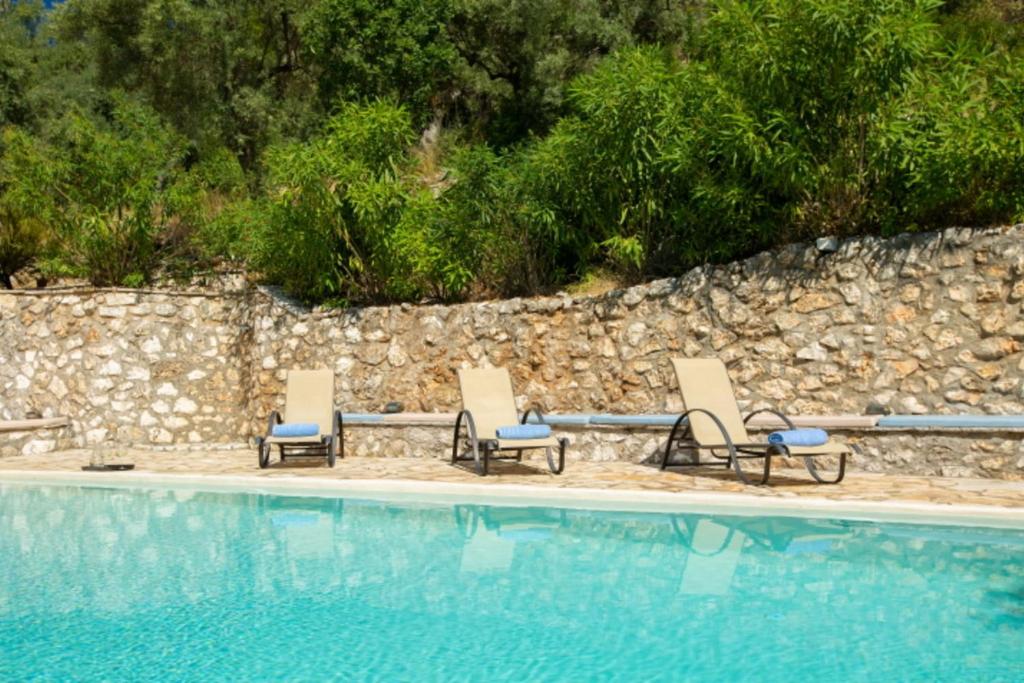 Bazén v ubytovaní Villa Cristina - Charming Villa with Stone and Wood Elements in Sivota Bay alebo v jeho blízkosti