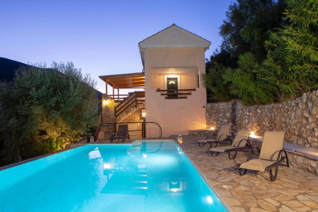 Bazén v ubytování Villa Cristina - Charming Villa with Stone and Wood Elements in Sivota Bay nebo v jeho okolí